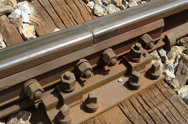 Рельсовый стык. Источник http://www.railroadfastenings.com/blog/different-types-of-fish-plate-in-railway.html