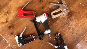 Перезаряжает ружье. Перезаряжай выстрели. Remington 870 перезарядка. Перезарядка ружья. Гражданские помповые дробовики.