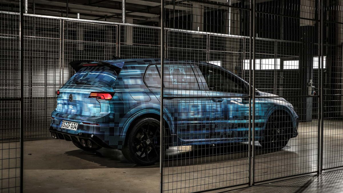 "Классический" Volkswagen Golf R 2025 в кузове хэтчбек, прототип
