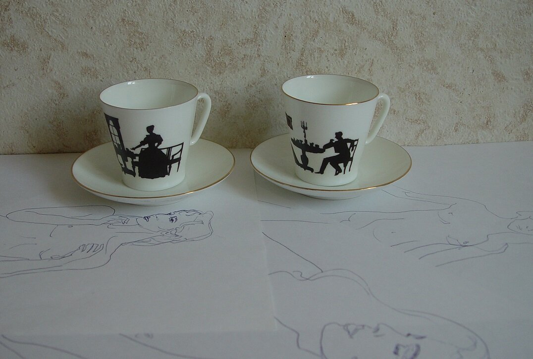 Кофейные чашечки на форме "Чёрный кофе" (автор Э.М. Криммер) с силуэтами от С.К. Русакова. слева - рисунок "Вдвоём", справа - рисунок "Гость". Ручки справа.