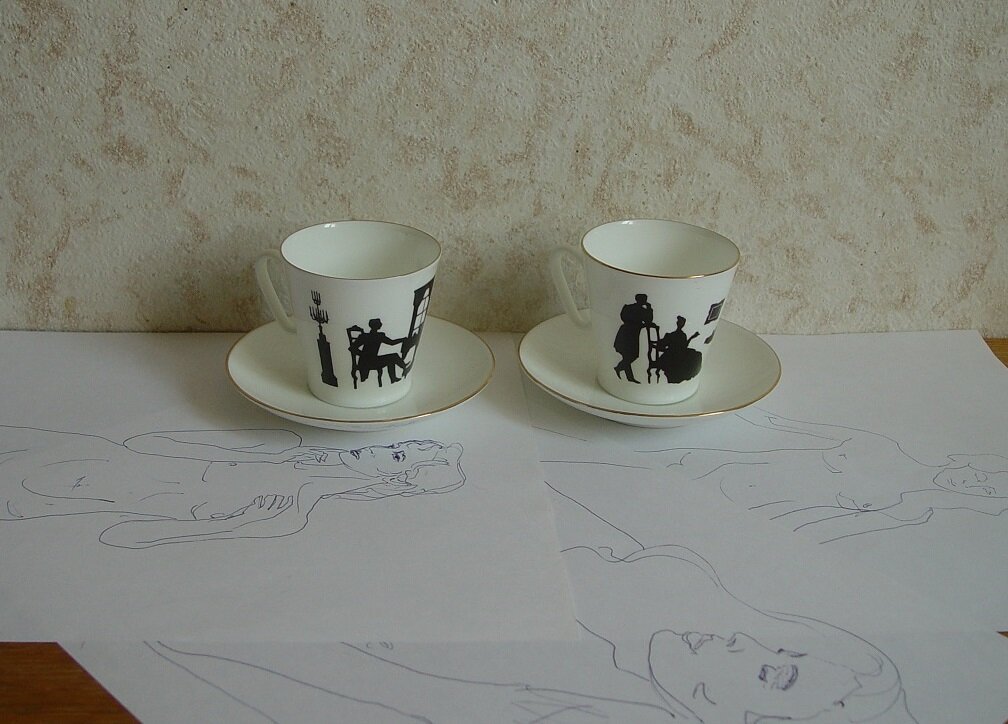 Кофейные чашечки на форме "Чёрный кофе" (автор Э.М. Криммер) с силуэтами от С.К. Русакова. слева - рисунок "Вдвоём", справа - рисунок "Гость". Ручки слева.