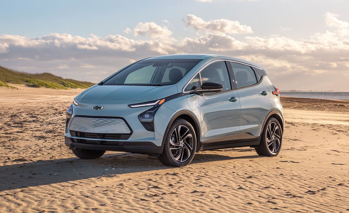 Chevrolet Bolt EV - одна из самых популярных "электричек" на североамериканском рынке. По итогам 2021-го года, когда Bolt стоил от 37 495 долларов США, было продано 24 803 таких машин, что позволило этому компактному Chevy стать 4-м самым продаваемым электромобилем в США