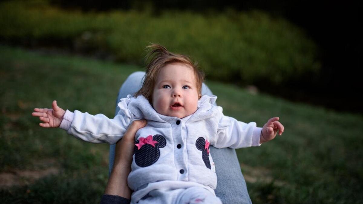    Руки взрослого держат ребенка:Freepik