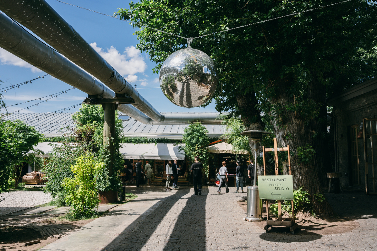 Вот это прекрасное пространство Yauza place стало нам на несколько часов уютным местом встречи