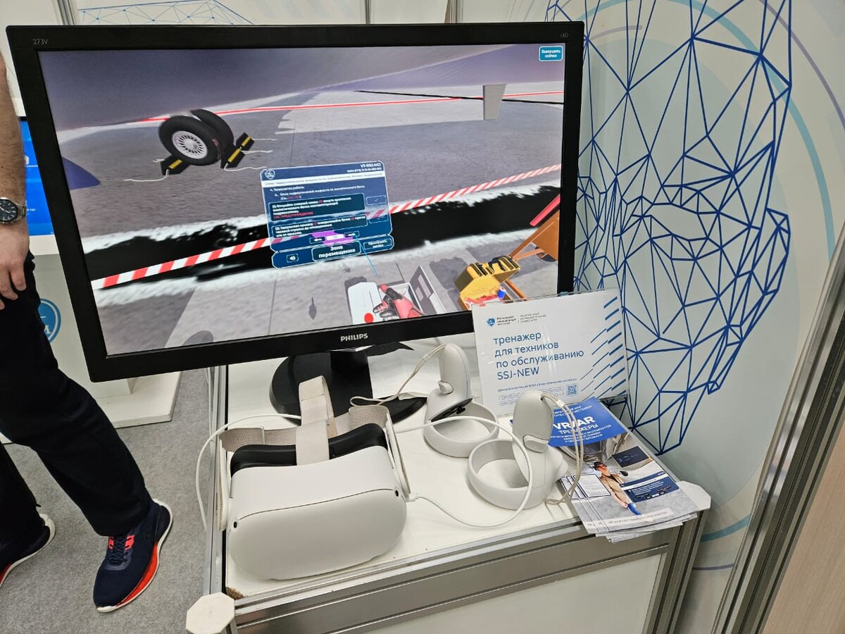 VR-очки и джостики // источник: фото автора