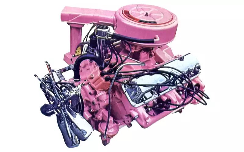    Самый большой по объему мотор был, конечно, на американском AMC Hornet. Базовая рядная «шестерка» при объеме 3,3 л и степени сжатия 8,5 выдавала 128 л. с. при 4400 об/мин. Автомобиль оснащали и шестицилиндровыми двигателями 3,8–4,6 л, а также моторами V8  объемом 5 и 5,9 л.