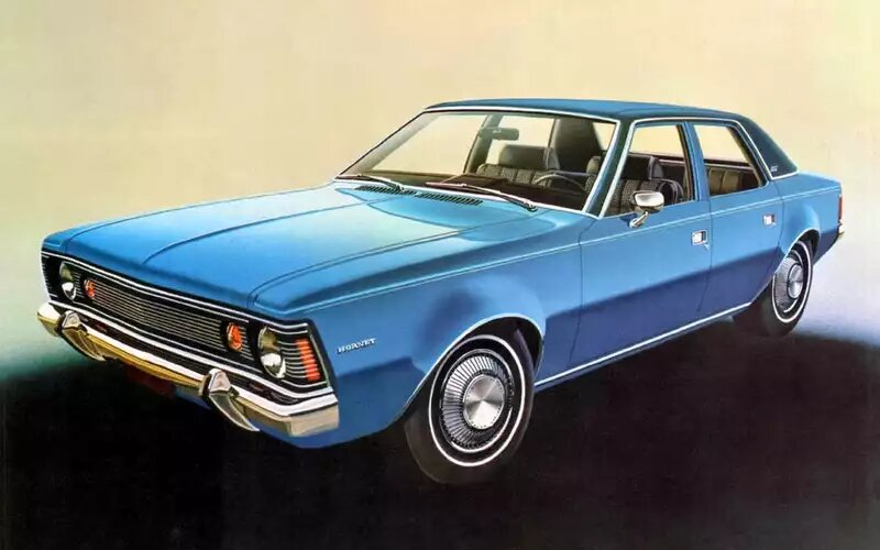    AMC Hornet – редкий для США компактный, по американским меркам, автомобиль длиной 4553 мм, с базой 2743 мм. Снаряженная масса четырехдверного базового седана – и единственного среди аналогов рамного – всего 1285 кг. Производили двух- и четырехдверные седаны, трехдверный хэтчбек и пятидверный универсал.