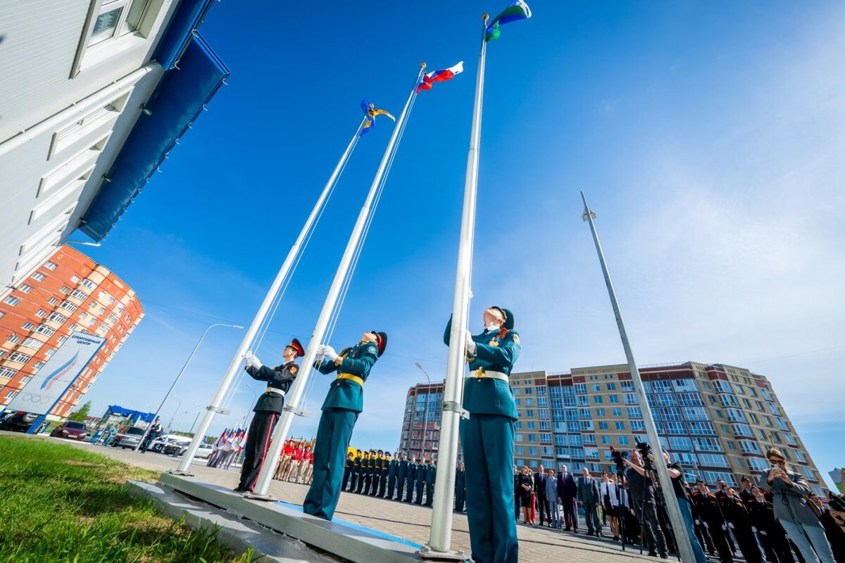    В Сургуте прошла торжественная церемония поднятия Государственного флага Российской Федерации