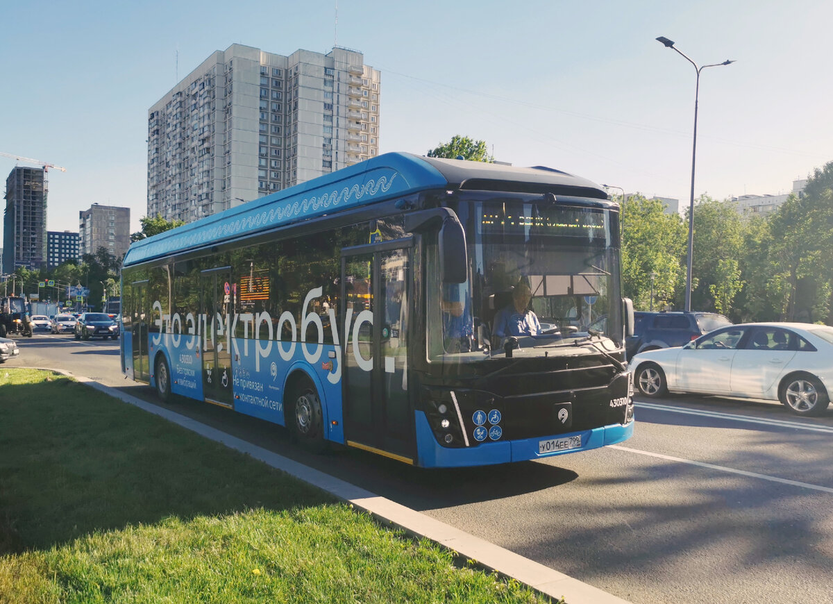 Электробус 430310 ЛиАЗ-6274 на маршруте № м53. Шереметьевская улица.