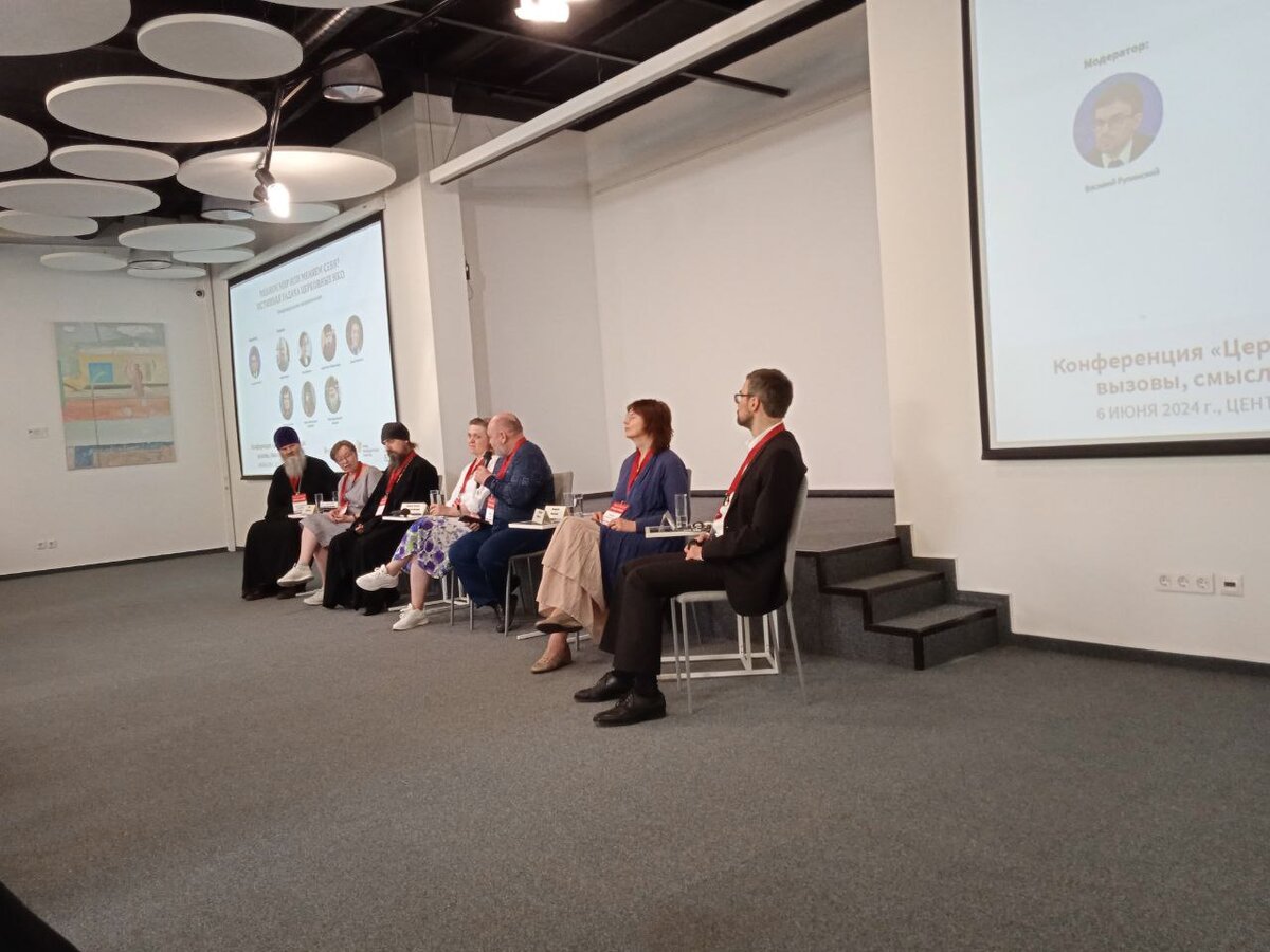 Спикеры одной из секций конференциислева направо: протоиерей Николай Абрамов - руководитель Отдела по церковной благотворительности и социальному служению Томской епархии и директор АНОЗ «Дом сестринского ухода святителя Луки (Войно-Ясенецкого)»; Юлия Данилова - Главный редактор «Милосердие.ru»; иерей Иоанн Перевезенцев - Руководитель отдела по церковной благотворительности и социальному служению Рыбинской епархии и
директор АНО «Милосердие-Рыбинск»; Ксения Коваленок - Главный врач Марфо-Мариинского медицинского центра «Милосердие»; Андрей Якунин - Руководитель Центра развития социальных проектов Тюменской области «Милосердие».
Руководитель направления помощи бездомным Синодального отдела по церковной благотворительности и социального служения; Юлиана Никитина - Руководитель Благотворительного фонда «Центр социальной адаптации святителя Василия Великого»; модератор - Василий Рулинский - пресс-секретарь Синодального отдела по церковной благотворительности и социальному служению Русской Православной Церкви.