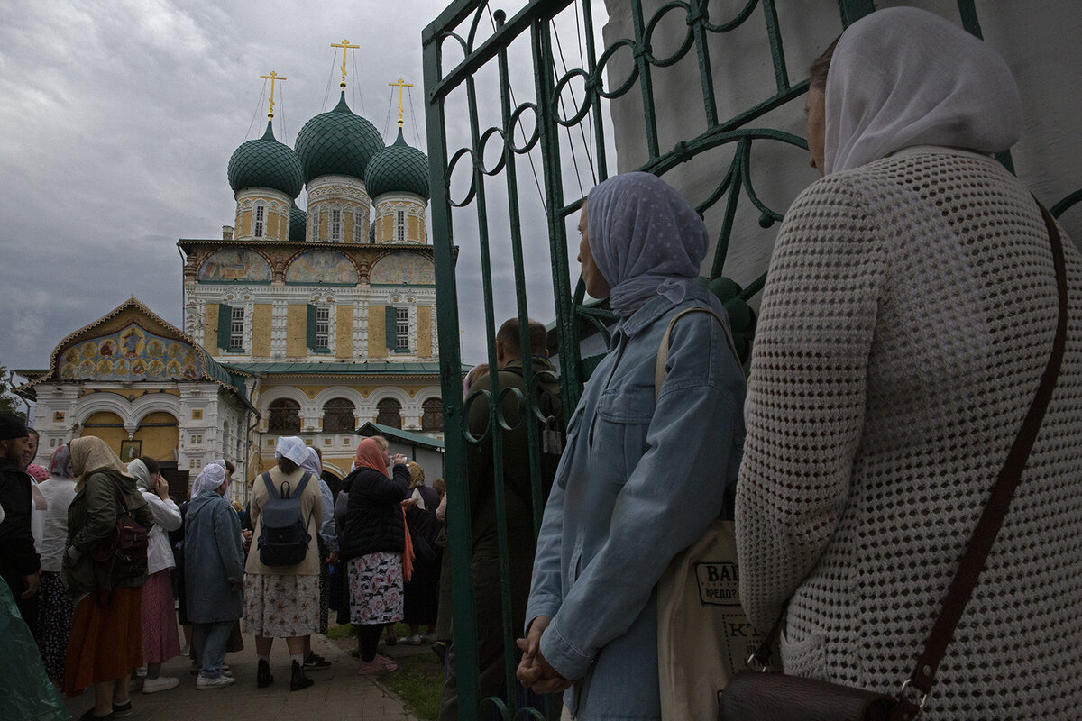 Паломники собираются у Воскресенского собора в ожидании начала Крестного хода.