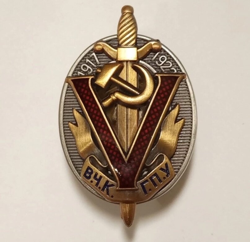 Почему прямой меч на символе ВЧК символ колена Леви читайте в статье.