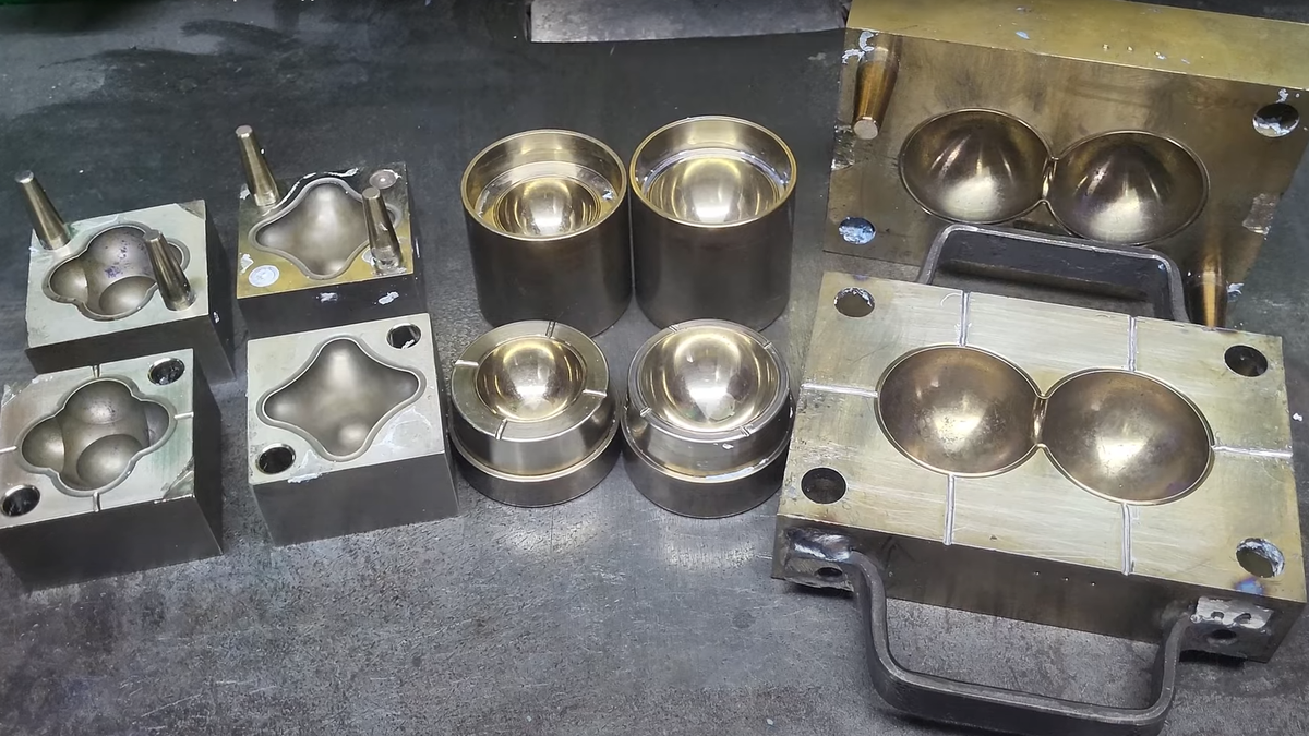 Очень дорогой инструмент - пресс-форма.