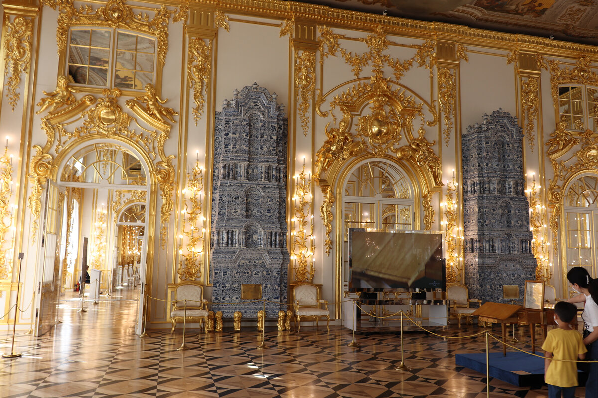 Если вы были в Екатерининском дворце в Царском Селе, то наверняка помните, какое впечатление производит его главный парадный зал.-2