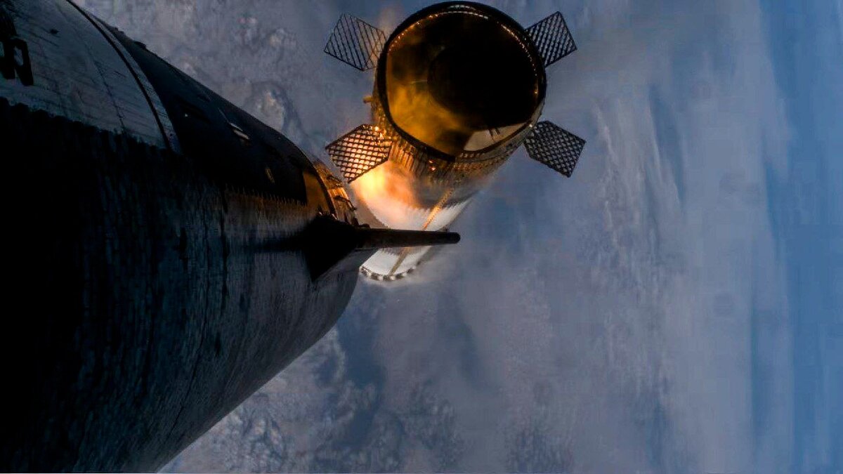Горячее разделение 1 и 2 ступеней прототипа Starship на 3 минуте испытательного полёта 6 июня 2024 года, фото SpaceX