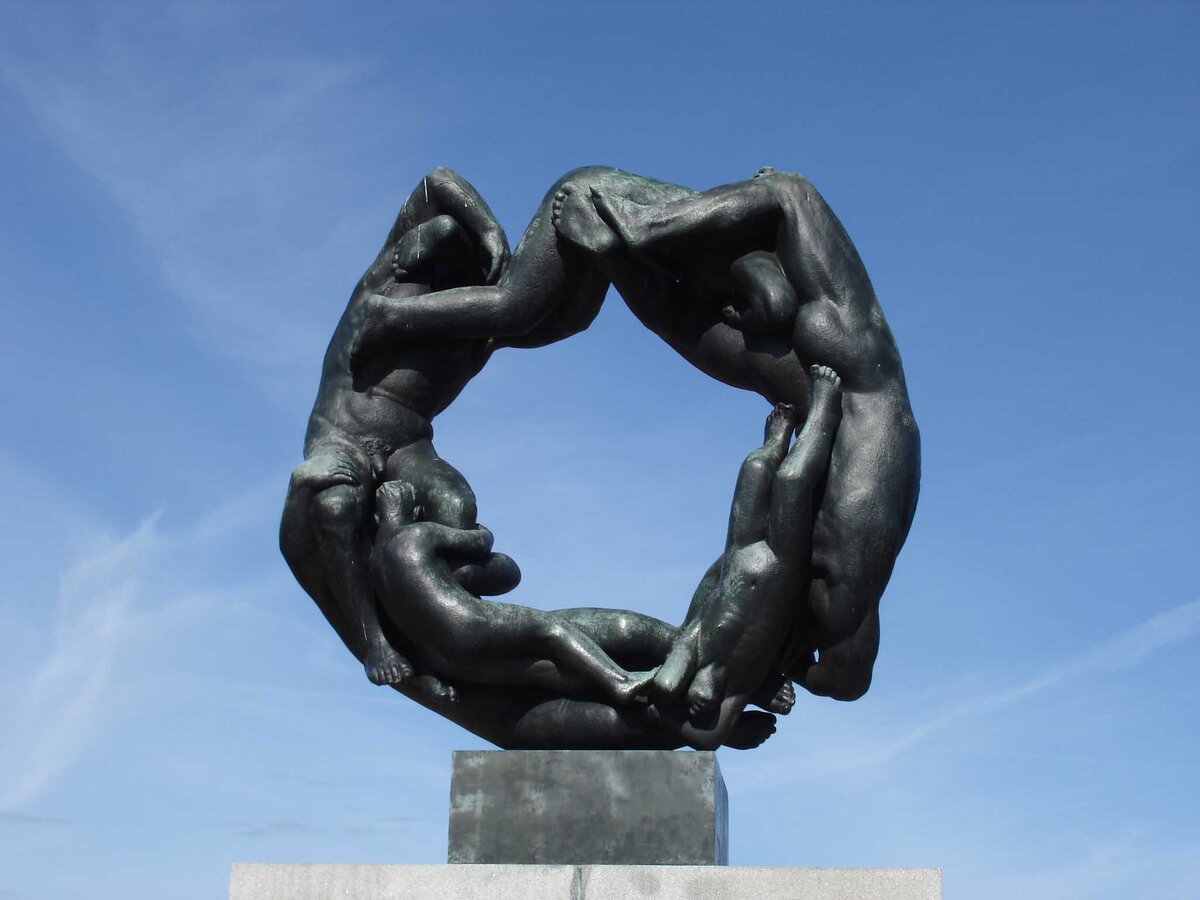 Скульптура Густава Вигеланда Колесо жизни, бронза. Фрогнер-парк, Осло. Все цветные фото скульптур в этой публикации сделаны автором статьи. 