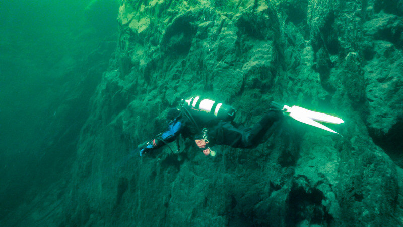     Дайверы на глубине Телецкого озера. altzapoved.ru