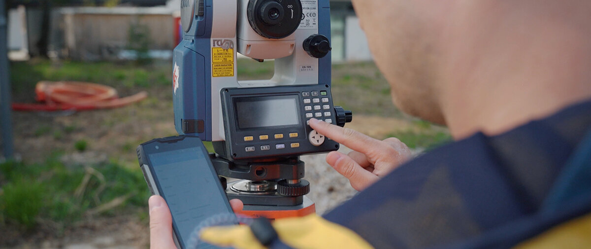 ПикГео проводит геодезические измерения на участке