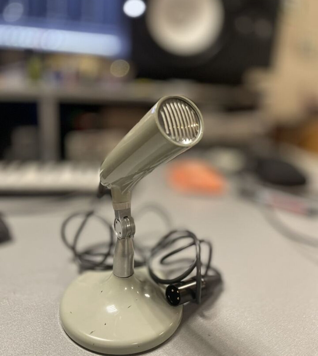 Микрофон динамический "МД-59" выпускался с 1961 года Тульским заводом "Октава". Круговая односторонняя направленность. Применялся для трансляций в концертных залах и радиостудиях. Диапазон частот 50...15000 Гц. Неравномерность ЧХ 10 дБ. Уровень осевой чувствительности - 78 дБ. Габариты микрофона 34х120 мм. Масса 600 г