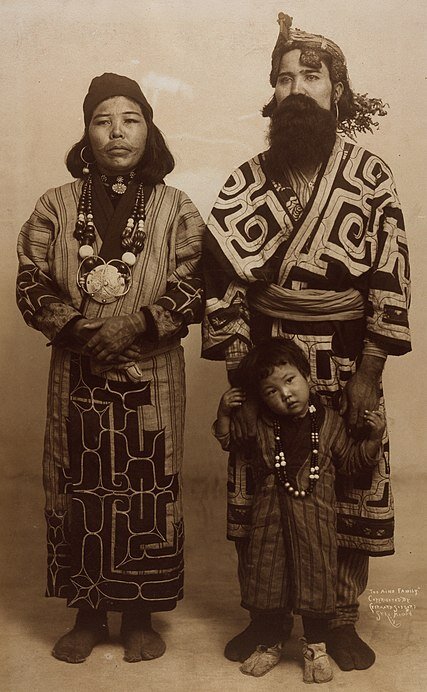 Семья айнов в традиционных костюмах, 1904 год 