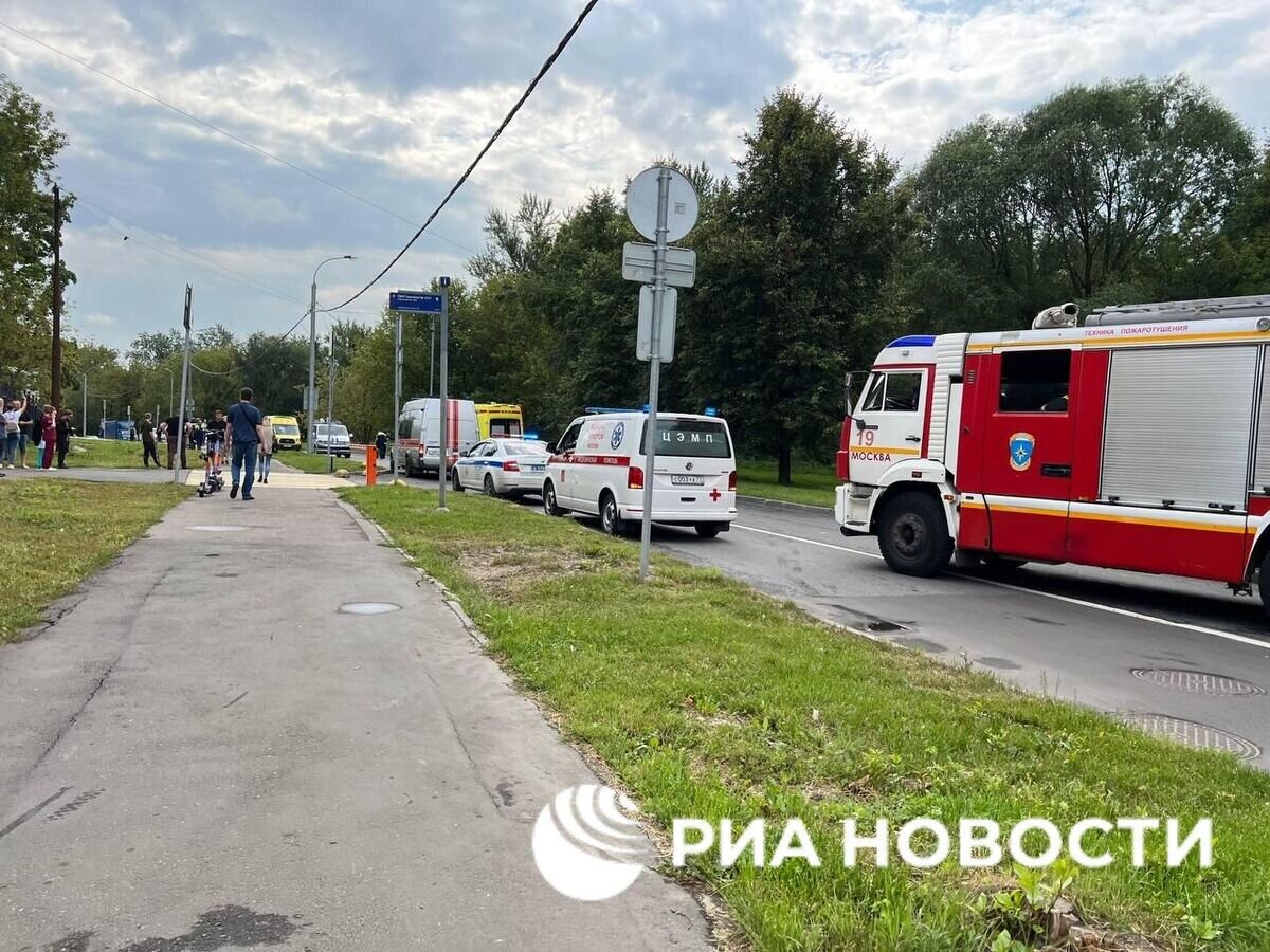    Автомобили экстренных служб в районе падения беспилотника в районе Карамышевской набережной в Москве© Фото предоставлено РИА Новости очевидцем