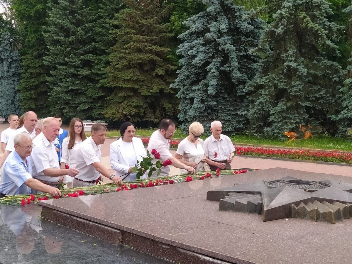    В Курске представители национальных общин почтили память воинов, погибших в ВОВ и СВО