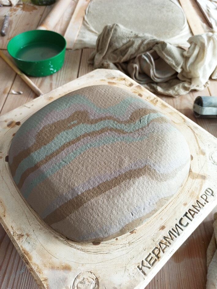 Квадратная гипсовая форма со скругленными углами. На нее "натянут" пласт, который после подсыхания снимается и досушивается для обжига.