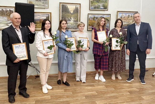 Награжденные предприниматели и самозанятые (слева направо): Николай Дисак, Яна Трофимова, Валентина Иконникова, Татьяна Сергеева, Софья Горецкая, Галина Вязова с первым замом главы Кунгурского округа Олегом Лихачёвым