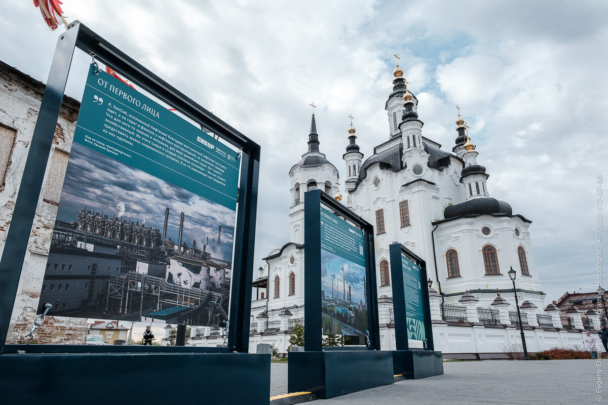 Уличная выставка «От первого лица» — это проект Сибура в рамках программы социальных инвестиций «Формула хороших дел», который Московский Музей Дизайна готовил более 9 месяцев для трех городов:...