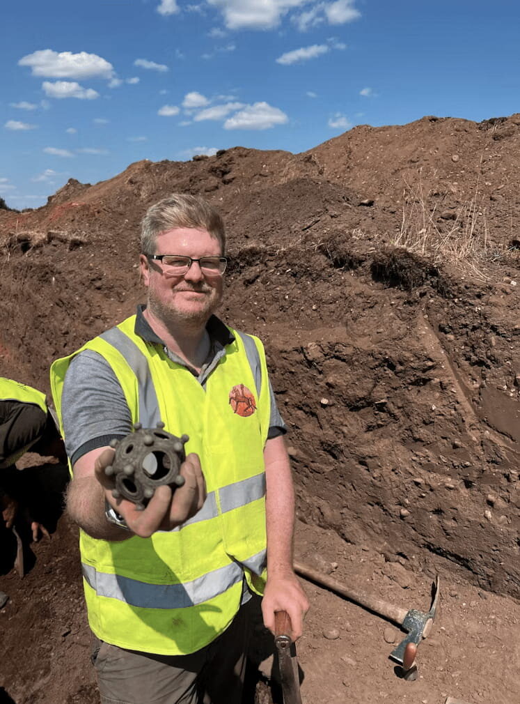 Ричард Уоттс, нашедший додекаэдр. (Norton Disney Archaeology Group)