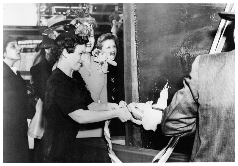 Крещение USS England (DE-635) миссис Ингленд, мат мичмана Джона К. Ингленда, в честь которого назван корабль, во время спуска на воду на  Bethlehem Steel Company. 26 сентября 1943