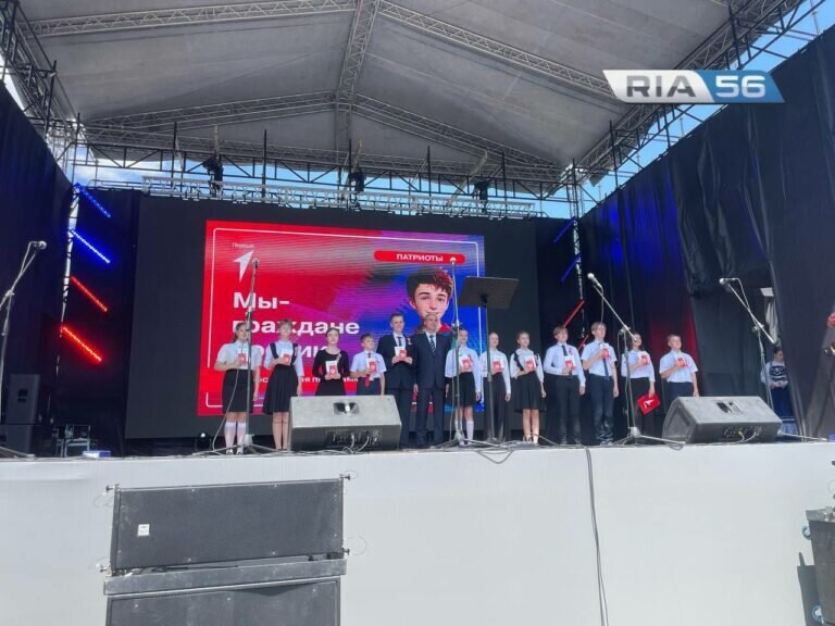    Губернатор Денис Паслер в День России вручил паспорта юным оренбуржцам Андрей Севостьянов