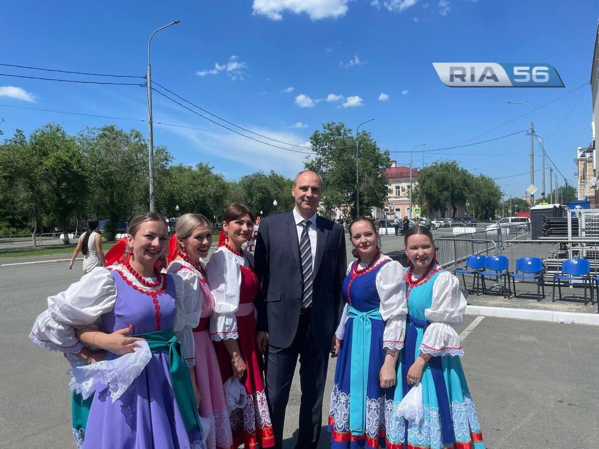    Губернатор Денис Паслер в День России вручил паспорта юным оренбуржцам Андрей Севостьянов