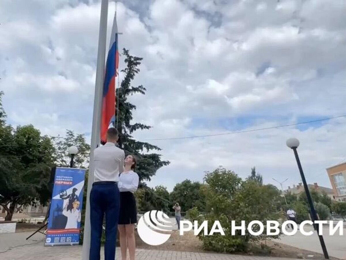    Праздничная церемония поднятия государственного флага в Геническе. Кадр видео© РИА Новости