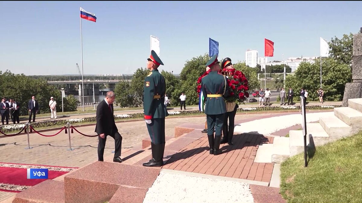    Праздничные мероприятия в Уфе начались с возложения цветов к Монументу Дружбы