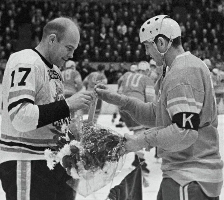 Фото с яндекс.картинки (капитаны советской и канадской команды)