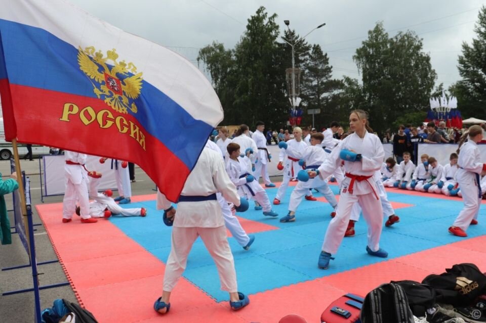    День России на площади Сахарова. Источник: пресс-служба администрации Барнаула