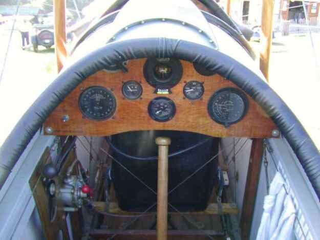 1916 – Кабина  JN-4. Обратите внимание на деревянную "палку" штурвала.