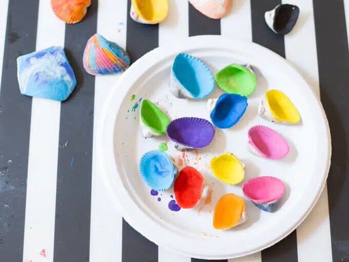 Раскрашенные ракушки. Фото с https://artfulparent.com