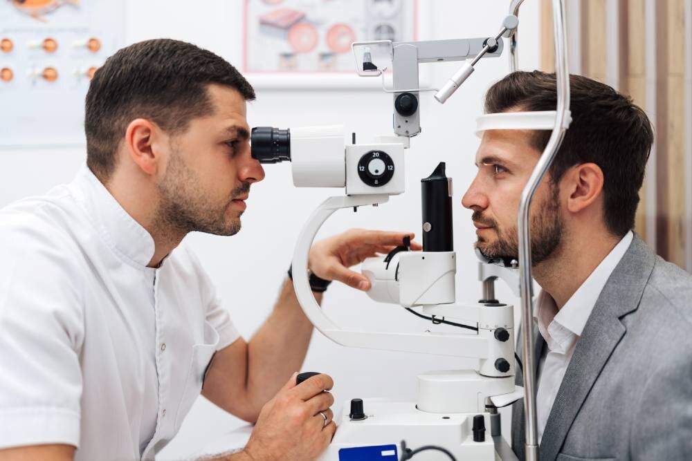 Офтальмолог проводит диагностику зрения