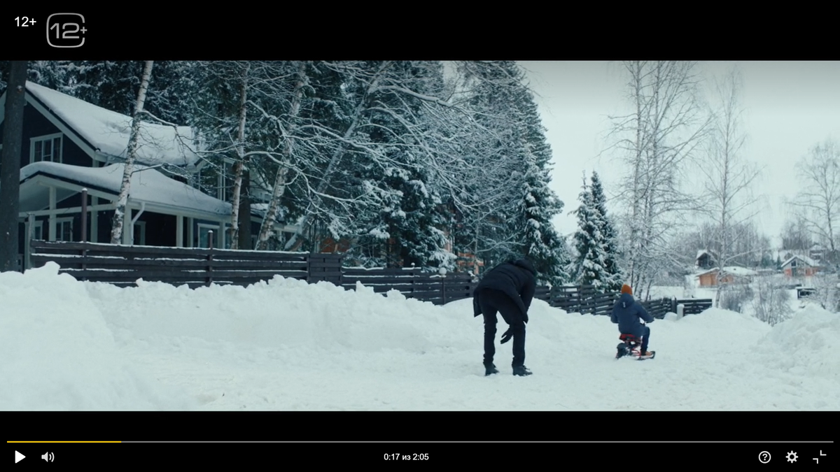 Вот он дарит сыну сани и отправляет одного кататься по узкой дорожке возле дома