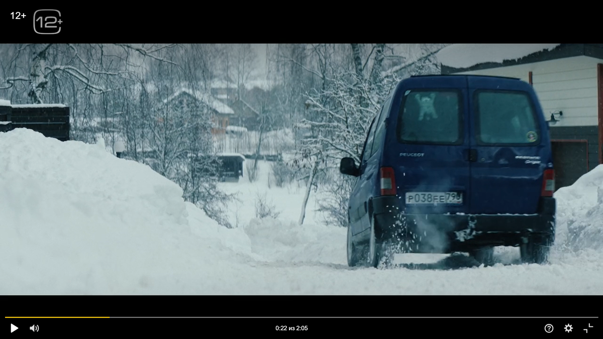 Неожиданно появляется машина, и заботливый папаша, уже не видя сына, кричит тому - будь осторожен!