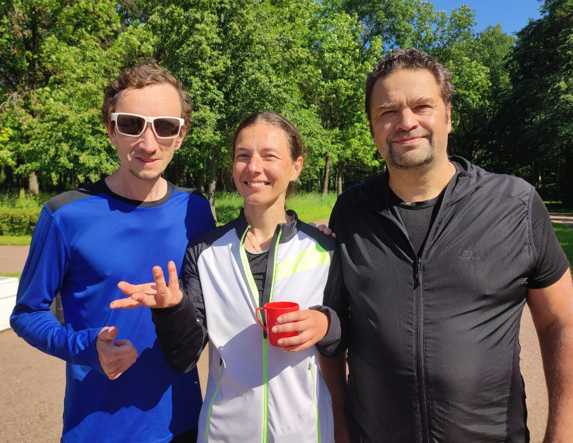 Директор забега 5 вёрст в Петергофе Наталия Паламарчук (в центре) на фотосессии после забега с участниками