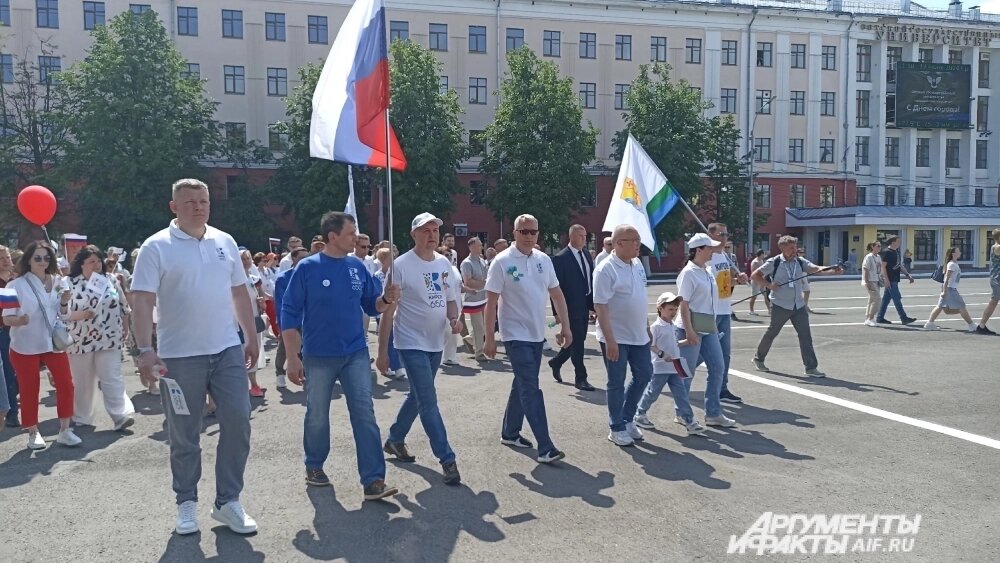    Губернатор Кировской области Александр Соколов тоже принял участие в шествии Фото:  АиФ/ Марина Медведева