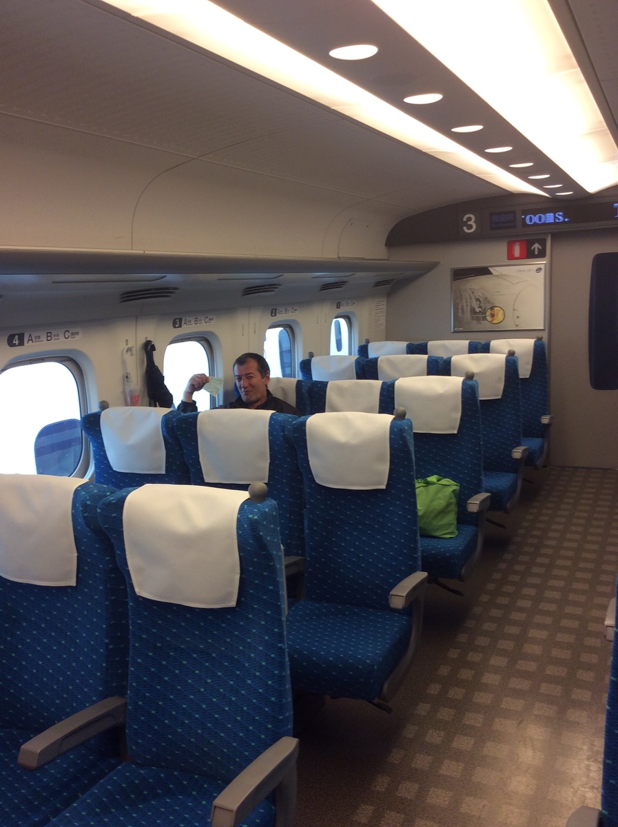 Утро раннее, а мы на синкансене несёмся в даль