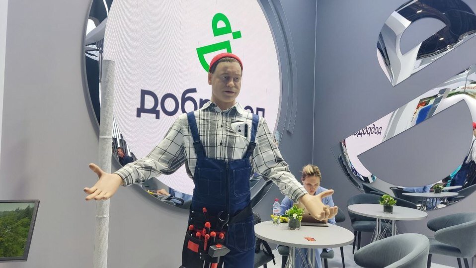     Робот Женя рассказывал гостям форума стихи. Фото: «МК в Питере»