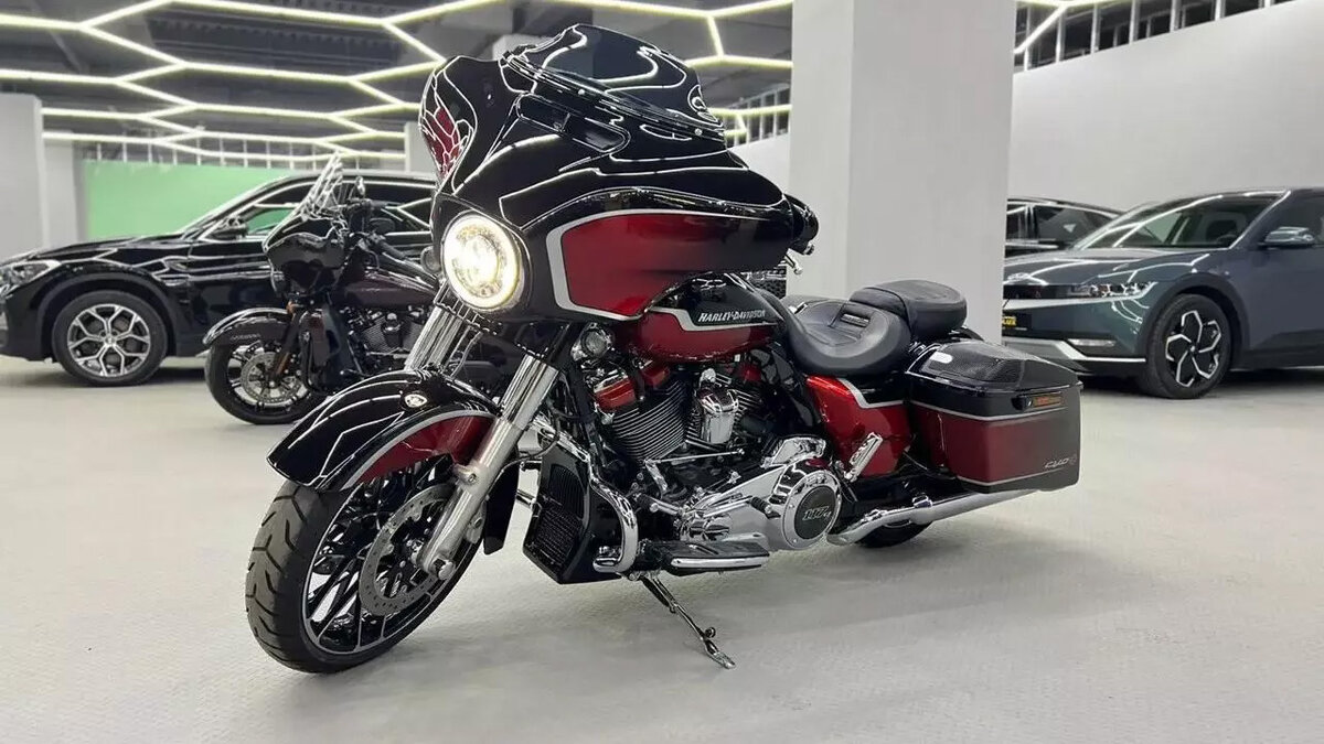Harley-Davidson CVO Street Glide  📷
