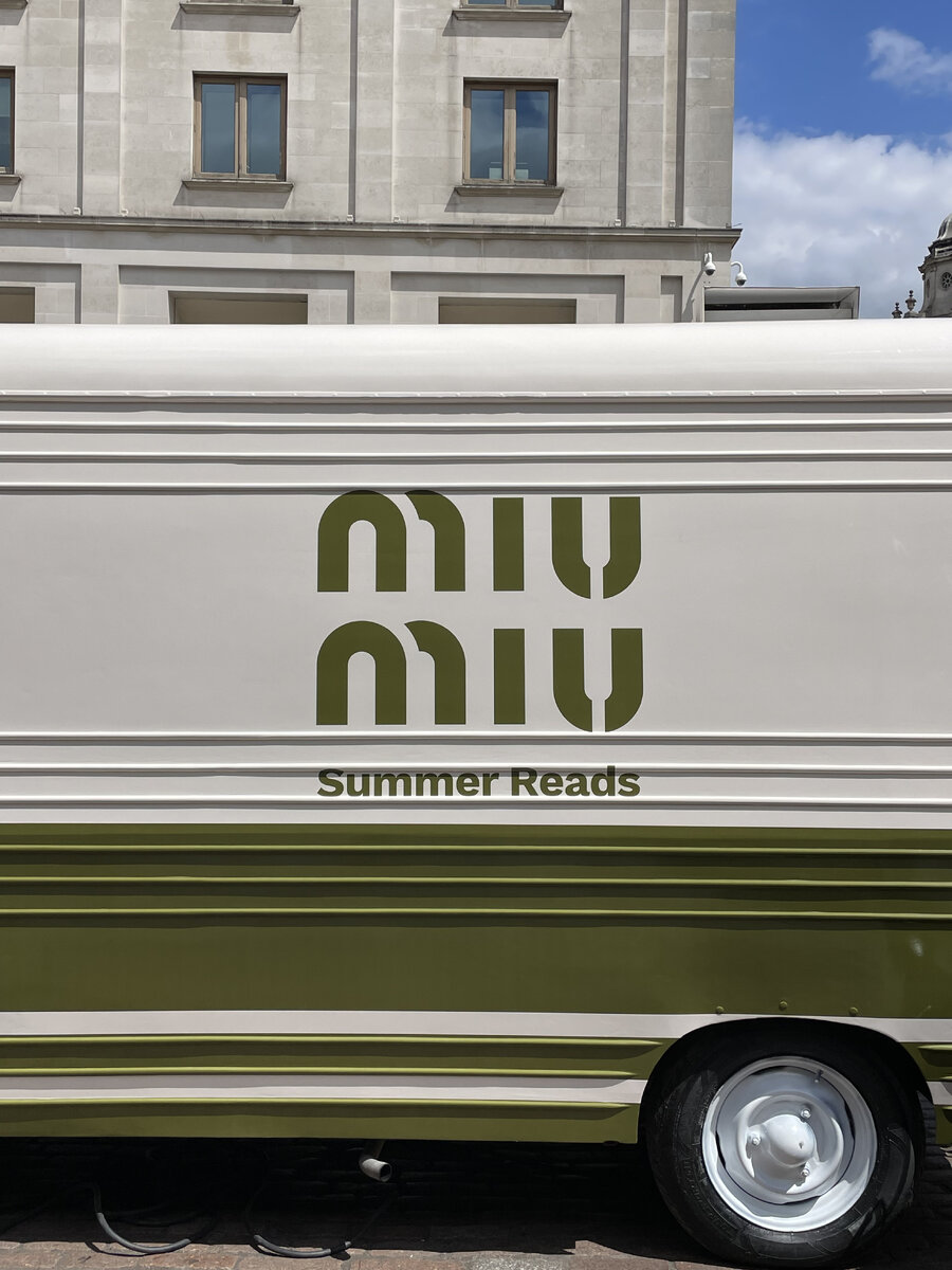    Miu Miu Summer Reads: как выглядит литературный клуб Миуччи Прады (фото 1)