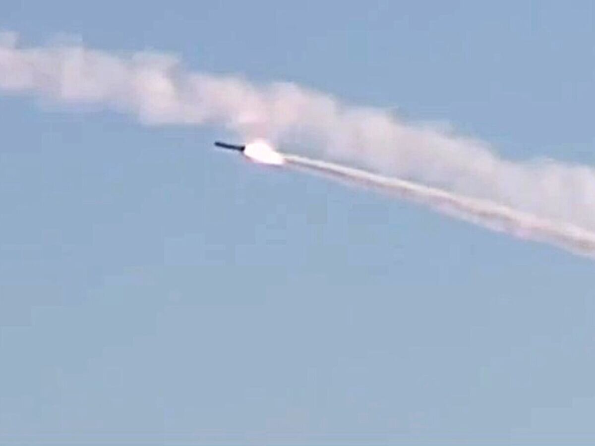    Групповой пуск крылатых ракет "Калибр" подлодкой "Ростов-на-Дону" по объектам террористов в Сирии© Пресс-служба Минобороны РФ