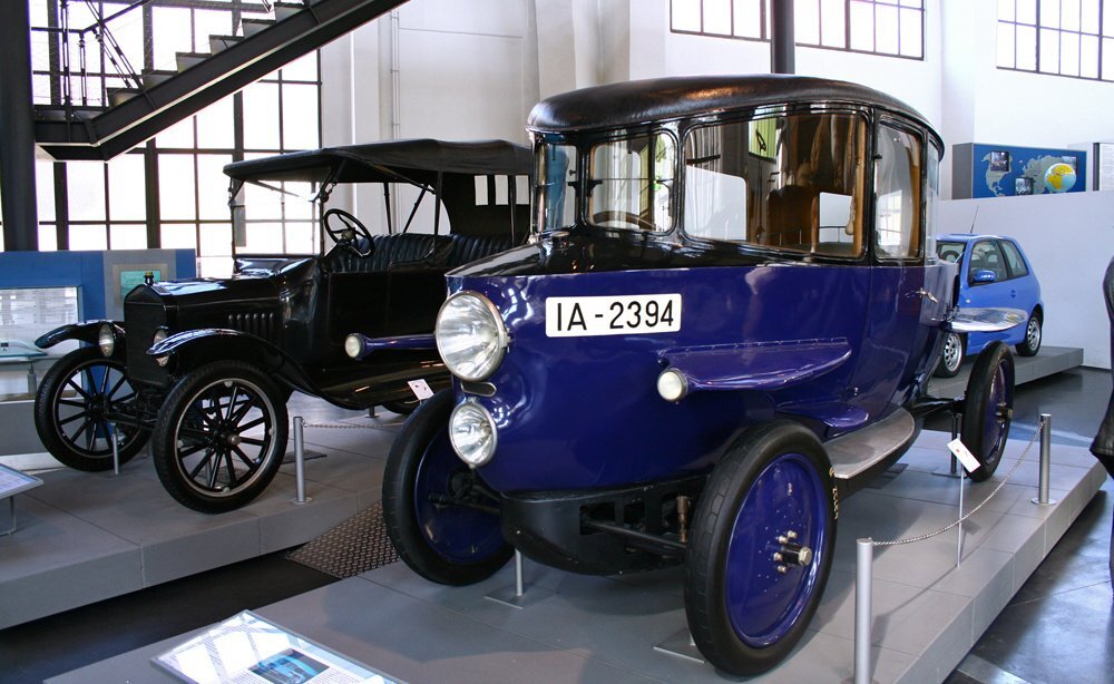    Знаменитый и коммерчески провальный заднемоторный Rumpler Trophenwagen работы Эдмунда Румплера взбудоражил в 1920-х конструкторские и дизайнерские умы